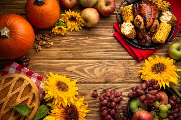 Composición de la mesa festiva de acción de gracias con pavo asado, pastel de calabaza, fruta de otoño. Cena de celebración de acción de gracias con comidas tradicionales de otoño en la mesa de madera rústica. Espacio para texto, desde arriba