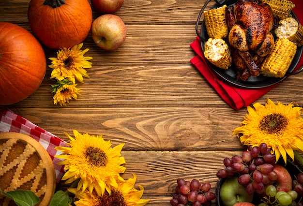 Composición de la mesa festiva de acción de gracias con pavo asado, pastel de calabaza, fruta de otoño. Cena de celebración de acción de gracias con comidas tradicionales de otoño en la mesa de madera rústica. Espacio para texto, desde arriba