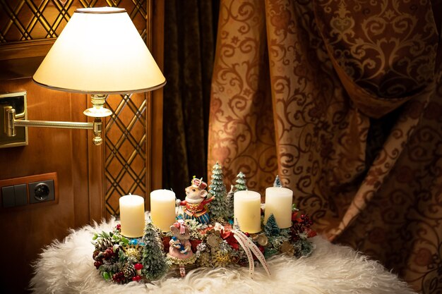 Composición de la mesa de Navidad. Hermosa decoración. Árboles de Navidad, velas, estrellas, luces y elegantes complementos. Feliz Navidad y Felices Fiestas, Plantilla.