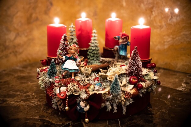 Composición de la mesa de Navidad. Hermosa decoración. Árboles de Navidad, velas, estrellas, luces y elegantes complementos. Feliz Navidad y Felices Fiestas, Plantilla.