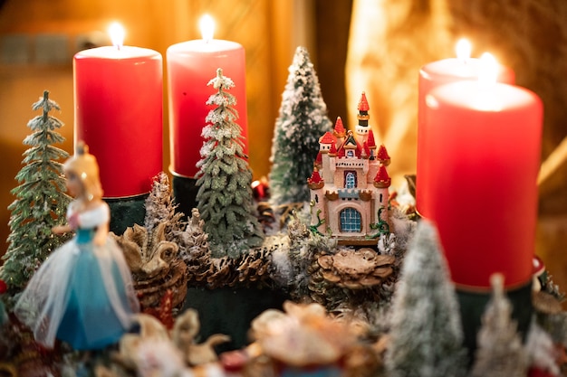 Composición de la mesa de Navidad. Hermosa decoración. Árboles de Navidad, velas, estrellas, luces y elegantes complementos. Feliz Navidad y Felices Fiestas, Plantilla.