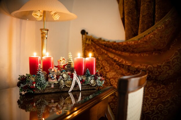 Composición de la mesa de Navidad. Hermosa decoración. Árboles de Navidad, velas, estrellas, luces y elegantes complementos. Feliz Navidad y Felices Fiestas, Plantilla.