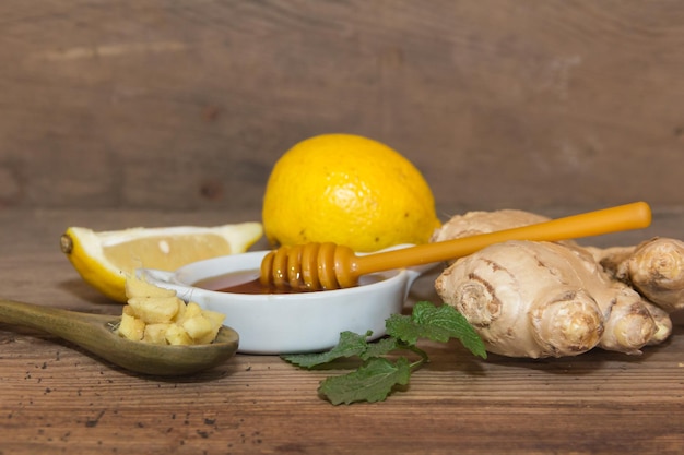 Foto composición de miel de jengibre, limón y menta fresca