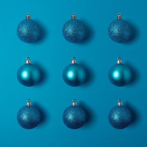 Composición mínima de bolas de Navidad de adorno navideño azul