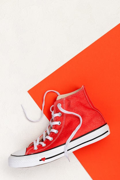 Composición mínima creativa con zapatillas rojas sobre fondo blanco. Plantilla de venta de compras de moda