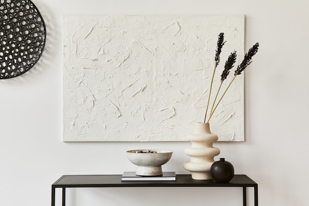 Composición minimalista del interior de la sala creativa con pintura de estructura de maqueta, estante de metal y accesorios personales. Concepto de blanco y negro. Plantilla.
