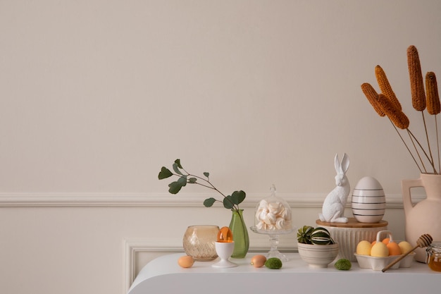 Composición minimalista del interior de la sala de pascua con espacio de copia escultura de conejito de pascua