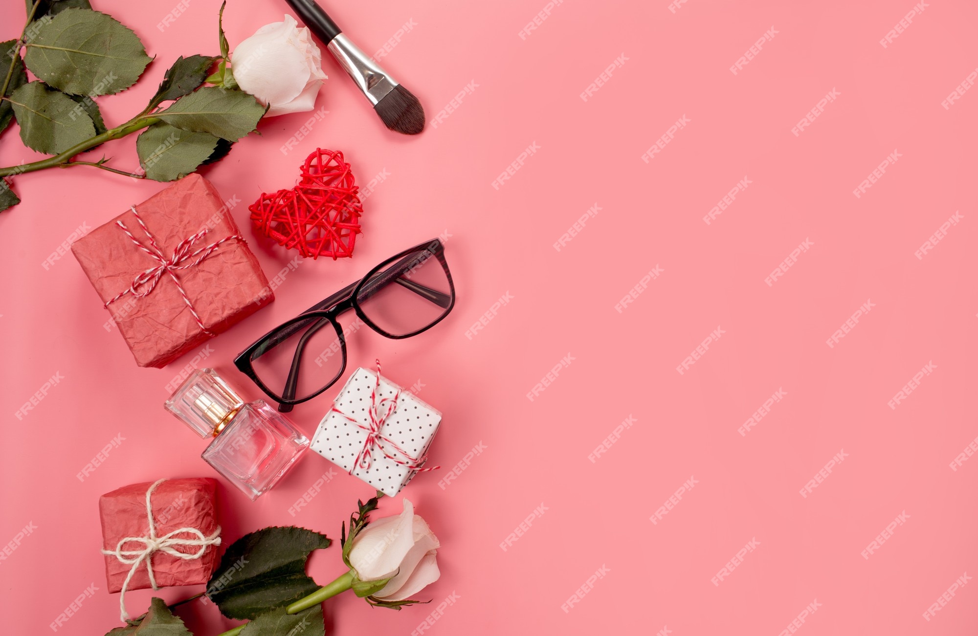 Por borroso Tormento Composición de moda con accesorios de mujer sobre fondo rosa | Foto Premium