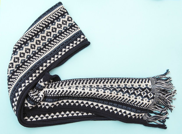 Composición de moda con bufanda azul de invierno