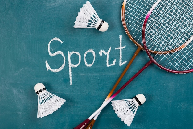 Composición moderna de deporte con elementos de badminton