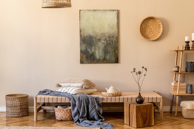 Composición moderna de sala de estar con chaise longue de diseño, pintura abstracta, alfombra de cojines de cubo de madera de decoración de ratán y accesorios elegantes