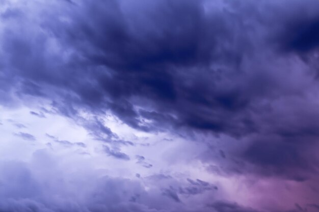 Foto composición natural del cielo nubes de lluvia de tormenta de colores oscuros y ominosos cielo dramático paisaje de nubes tormentosas nubladas tormenta de trueno elemento de diseño del apocalipsis tonado
