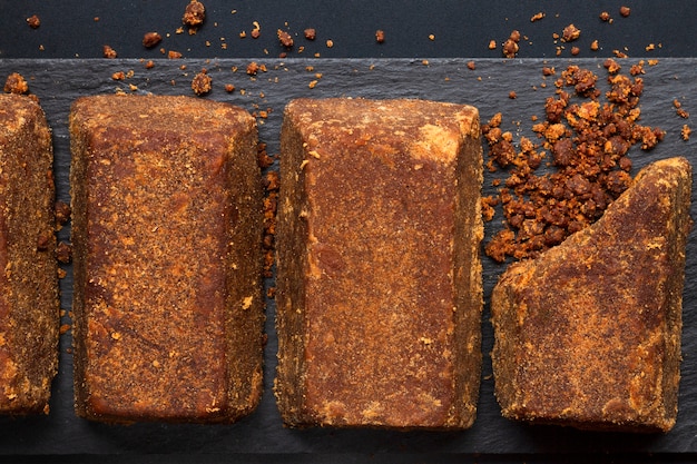 Composición de naturaleza muerta de jaggery saludable