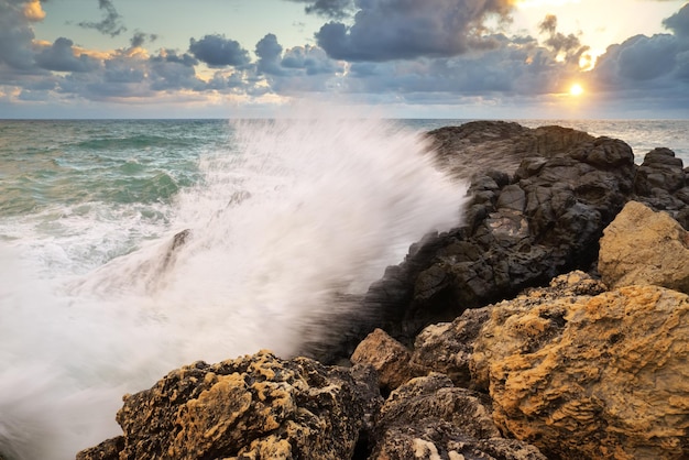 Composición de naturaleza de paisaje marino de tormenta