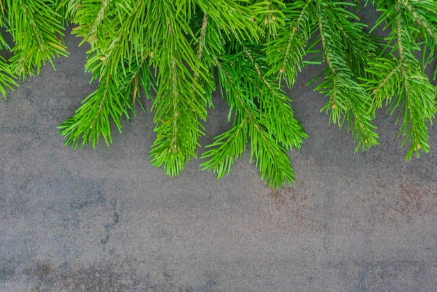 Composición de navidad adornos de árbol de navidad ramas de abeto sobre fondo blanco de madera plano l...