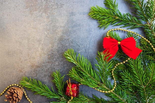 Composición de navidad adornos de árbol de navidad ramas de abeto sobre fondo blanco de madera plano l...