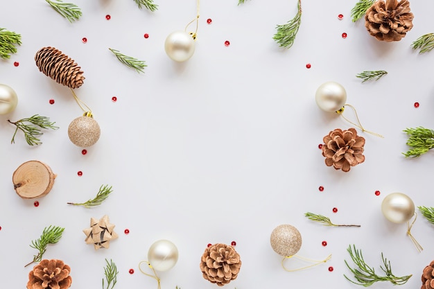 Composición de Navidad con adornos, ramas de abeto en blanco. concepto de año nuevo