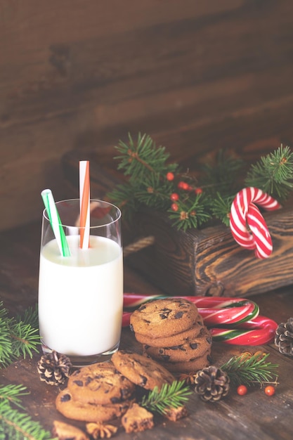 Composición de Navidad y Año Nuevo con deliciosas galletas de chocolate y vaso de leche