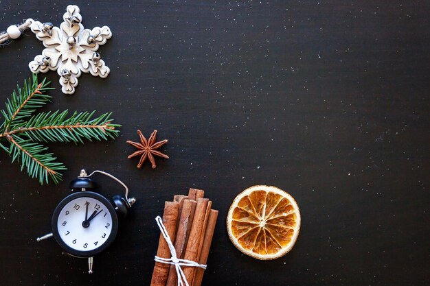 Composición de Navidad año nuevo sobre fondo negro oscuro