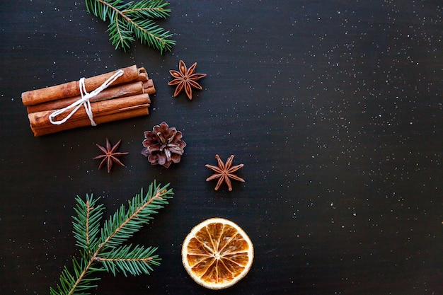 Composición de Navidad año nuevo sobre fondo negro oscuro