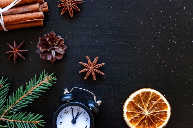 Composición de Navidad año nuevo sobre fondo negro oscuro