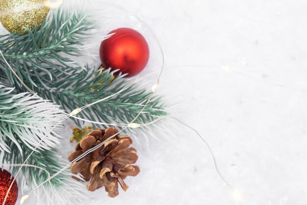 Composición de Navidad de árbol de Navidad juguete rojo y oro bola nieve fondo cono de rama de árbol.
