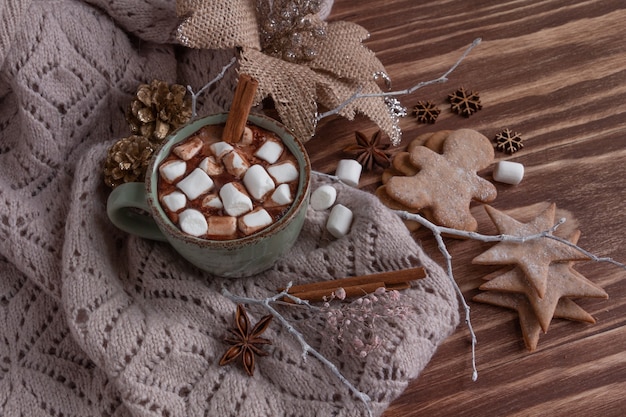 Composición de navidad atmosférica una taza de cacao con malvaviscos galletas de jengibre dulces canela