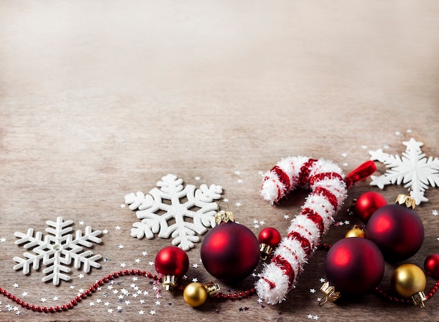 Composición de Navidad con bolas de Navidad, copos de nieve y juguete de árbol de caramelo en la mesa de madera. Navidad, año nuevo concepto con espacio de copia