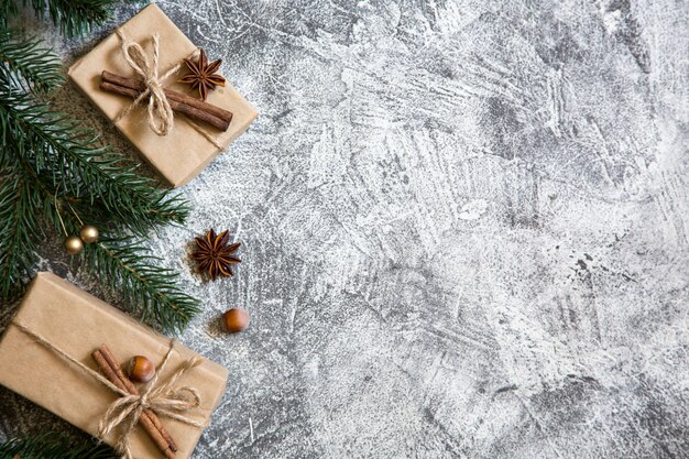 Composición de navidad con cajas de regalo y ramas de abeto. tarjeta de felicitación.