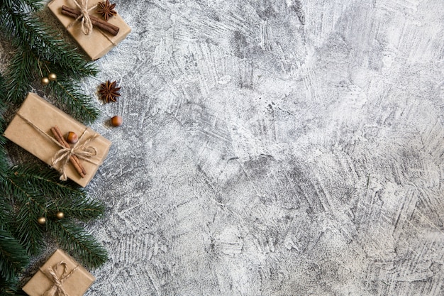 Composición de Navidad con cajas de regalo y ramas de abeto. tarjeta de felicitación.