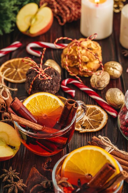 Composición de Navidad con copa de vino blanco sobre mesa de madera de cerca