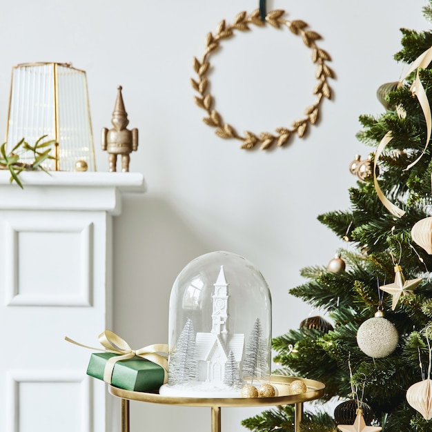 Composición de Navidad con estilo en el interior de la sala de estar con chimenea blanca, árbol de Navidad y corona, estrellas, regalos y decoración. Se acerca Papá Noel. Plantilla.