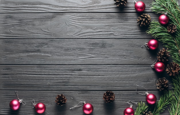 Composición de Navidad: fondo gris madera con conos de pino