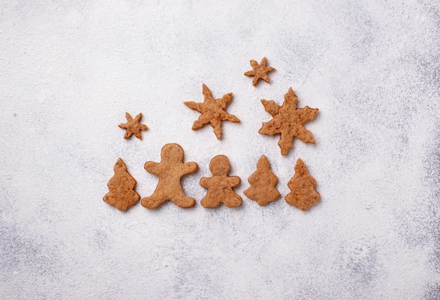 Foto composición de navidad de invierno con galletas de jengibre