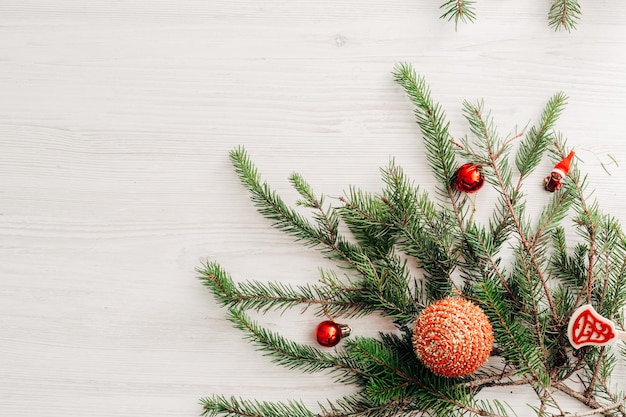 Composición de Navidad en una mesa de madera blanca con espacio de copia