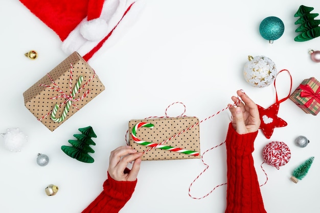 Composición de Navidad Mujer en suéter rojo empacando regalos de Navidad Navidad invierno año nuevo concepto espacio de copia de vista superior plana