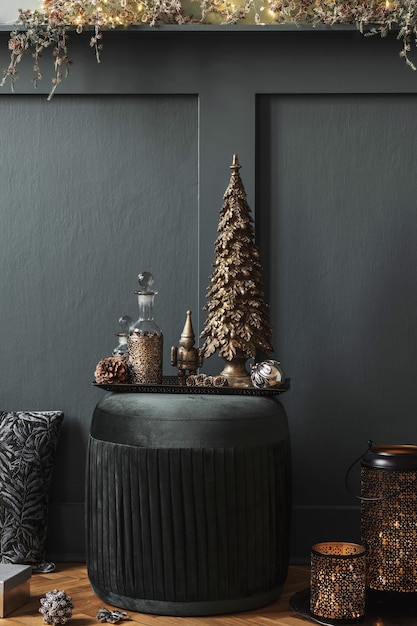 Composición de Navidad en el puf de terciopelo verde en la sala de estar Hermosa decoración de árboles de Navidad c