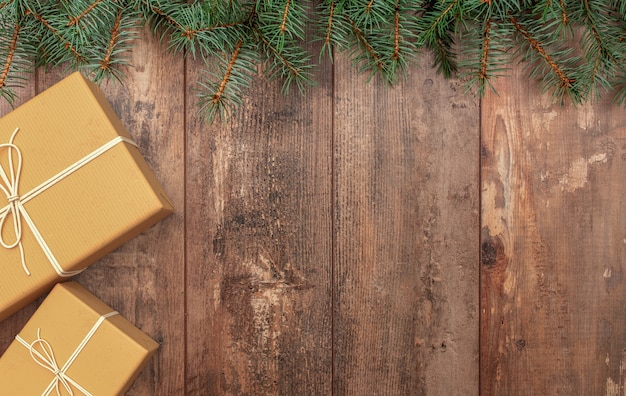 Composición de Navidad ramas de abeto de regalo de Navidad sobre fondo rústico de madera