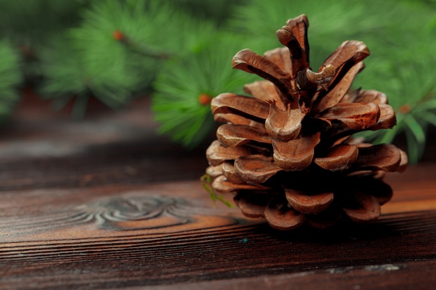 Composición de Navidad con ramas de abeto sobre fondo de madera.