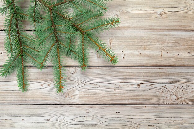 Foto composición de la navidad con las ramas de árbol de abeto en fondo de madera.