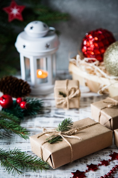 Composición de navidad El regalo de la Navidad, conos del pino, abeto ramifica en fondo blanco de madera.