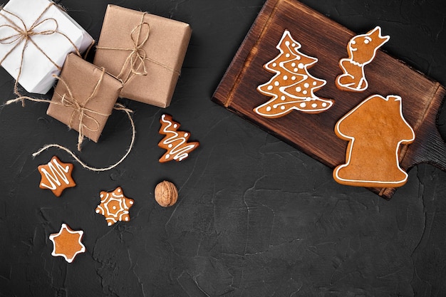 Composición de Navidad regalos de galletas de Navidad decoración festiva sobre fondo negro vista plana endecha superior con ...