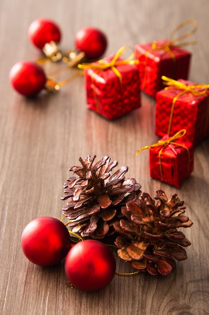 Composición de Navidad regalos de Navidad decoraciones sobre fondo de madera