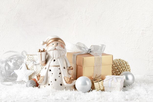 Composición de Navidad con regalos de oro y plata en mesa blanca, espacio de copia