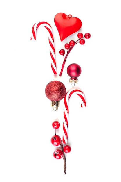 Composición de Navidad roja Navidad bayas de acebo adornos y decoraciones sobre fondo blanco.