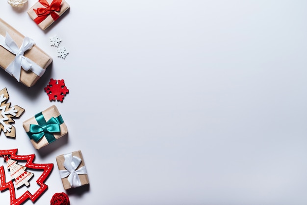 Foto composición de navidad sobre fondo blanco. decoraciones navideñas y cajas de regalo. vista superior, endecha plana.