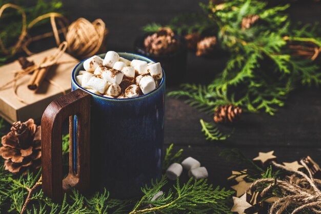 Composición de Navidad sobre fondo oscuro. Copa de cacao de navidad.