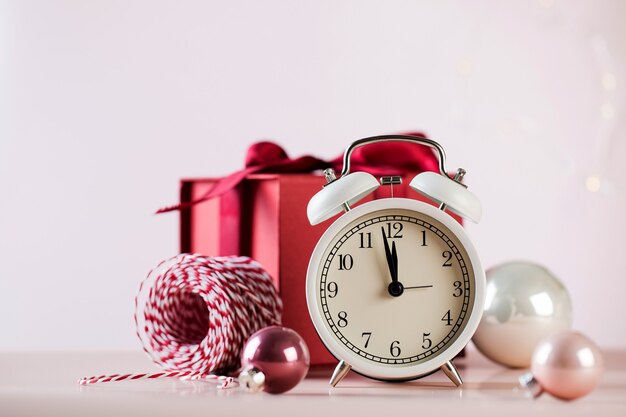 Composición navideña con adornos de reloj despertador y espacio de copia de caja de regalo