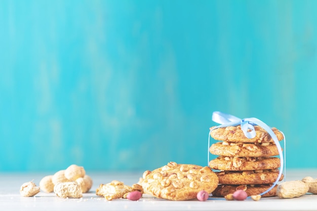 Foto composición navideña y de año nuevo con deliciosas galletas de maní y maní