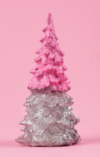 Composición navideña Árbol de Navidad rosa y plateado sobre un fondo rosa